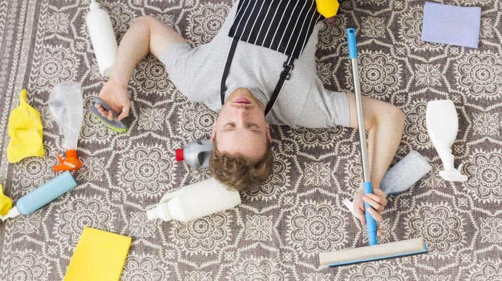 Jak zachęcić dzieci do sprzątania pokoju? dzieci Top-view-man-tired-from-cleaning
