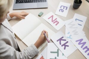 Metoda Domana dla dzieci: Odkryj tę wyjątkową technikę uczenia się Adorable-little-boy-doing-online-session-speech-therapy