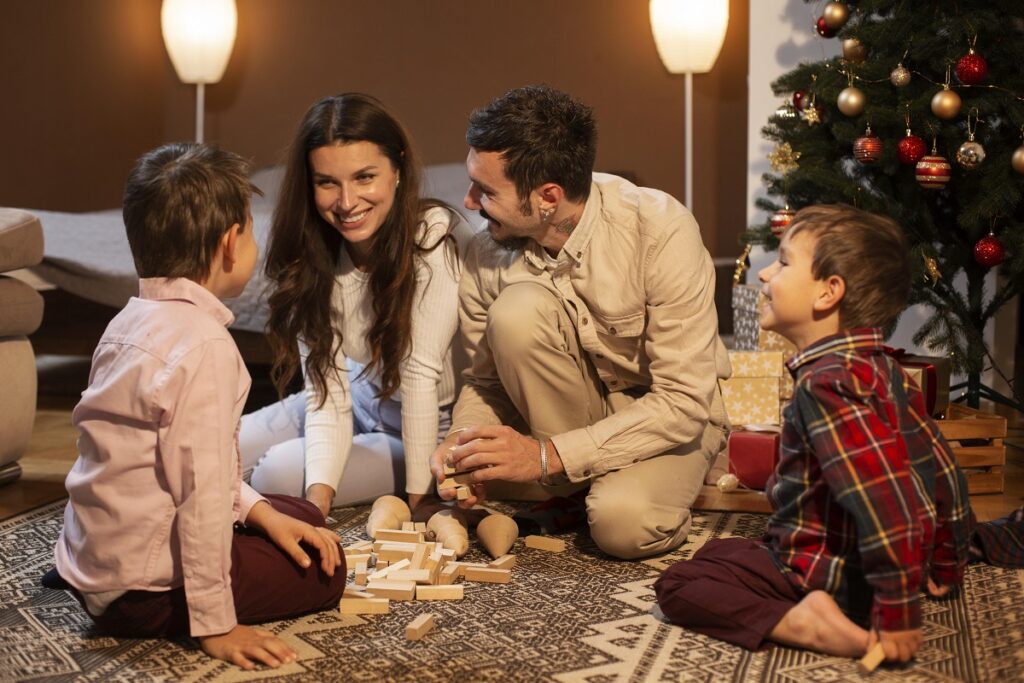 10 gier na Nowy Rok: pomysły Beautiful-family-celebrating-christmas-together
