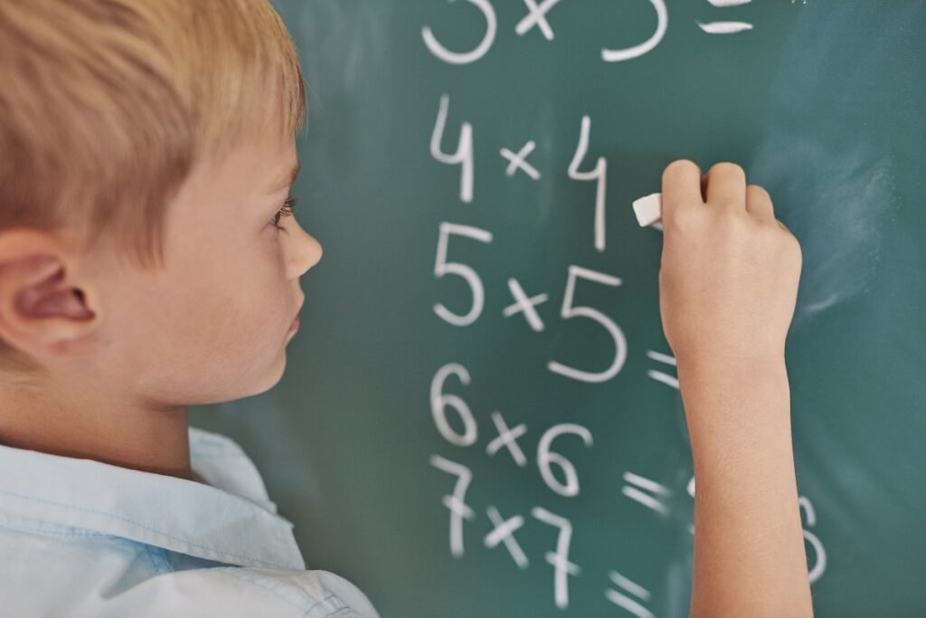 Jak nauczyć dziecko tabliczki mnożenia? Boy-doing-some-mathematical-exercises