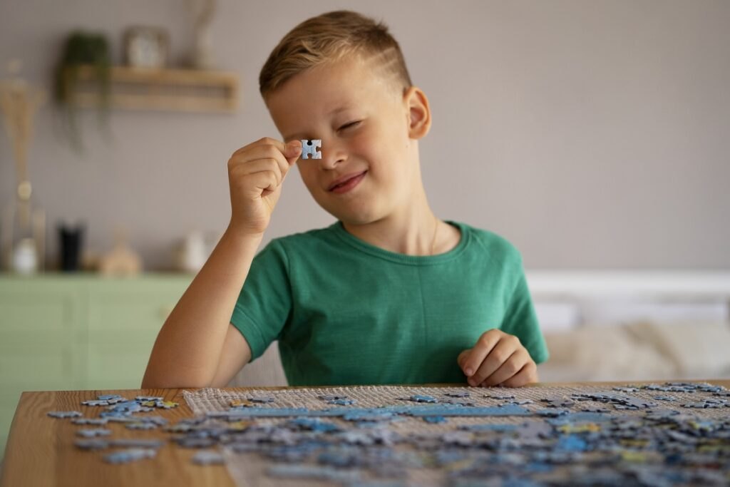 Jakie korzyści niesie za sobą układanie puzzli Boy-playing-with-brain-teaser-toys
