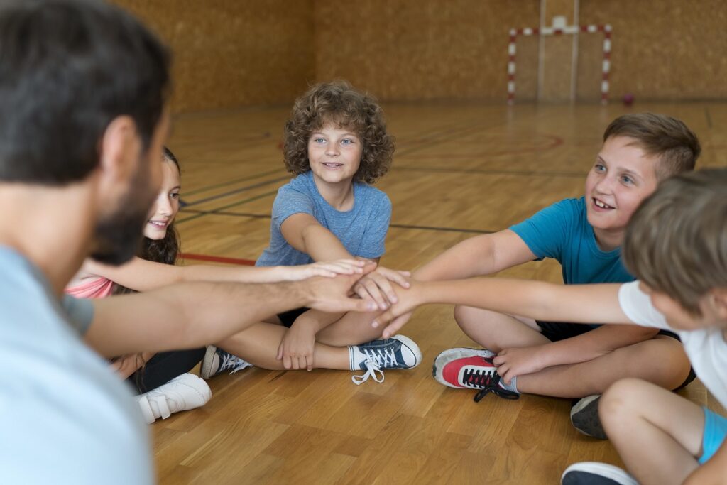 Psychologiczne przygotowanie dzieci do konkursów: Ćwiczenia dla profilaktyki zaburzeń emocjonalnych Close-up-kids-physical-education-teacher