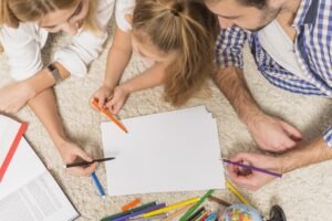 Co robić, jeśli dziecko nie lubi rysować / kolorować? Family-painting-floor