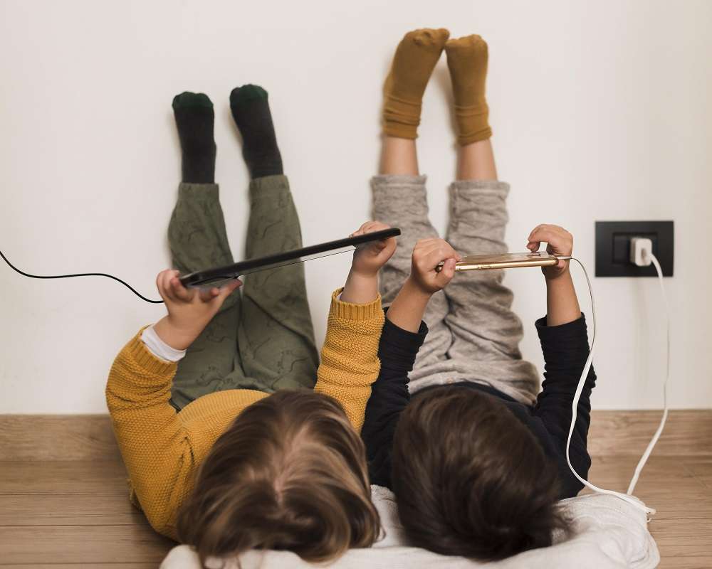 Jak gadżety wpływają na rozwój dziecka? rozwój dziecka Full-shot-kids-with-devices