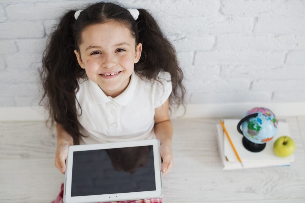 Kahoot! – serwis do organizowania online quizów, testów i ankiet Girl-sitting-floor-with-tablet