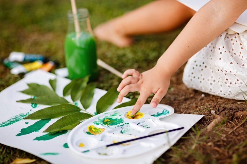Unconventional drawing techniques with improvised means Kid-painting-with-colored-paints-park
