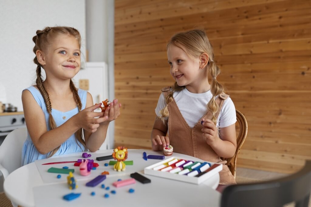 Jak rozwijać kreatywność i twórcze myślenie u dzieci: praktyczne porady Kids-playing-with-play-dough