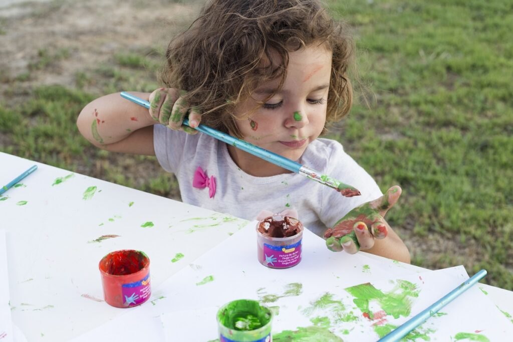 Unconventional drawing techniques with improvised means Messy-girl-painting-canvas-park