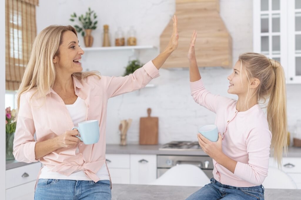 Frazy, które warto mówić swojemu dziecku Mother-daughter-holding-mugs-saluting