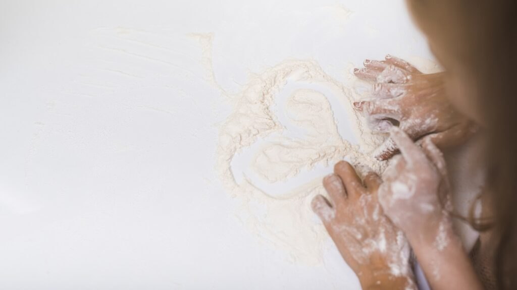 Malowanie na piance do golenia Parent-child-making-heart-from-flour