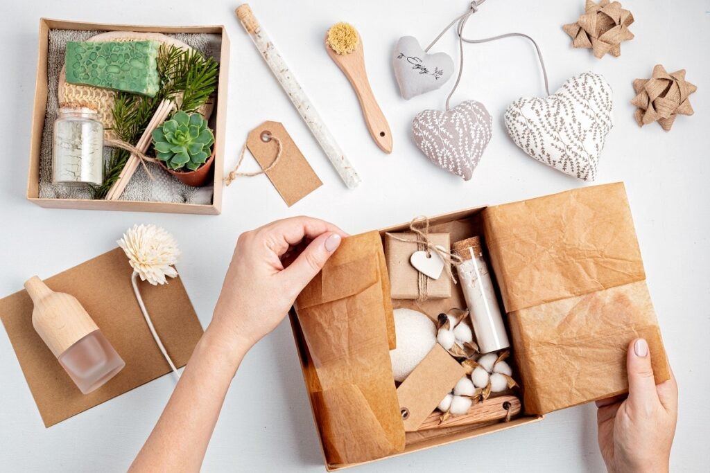 Pudełko sensoryczne dla dzieci DIY "Zrób to sam" Seasonal-gift-box-with-plastic-free-zero-waste-cosmetics-products