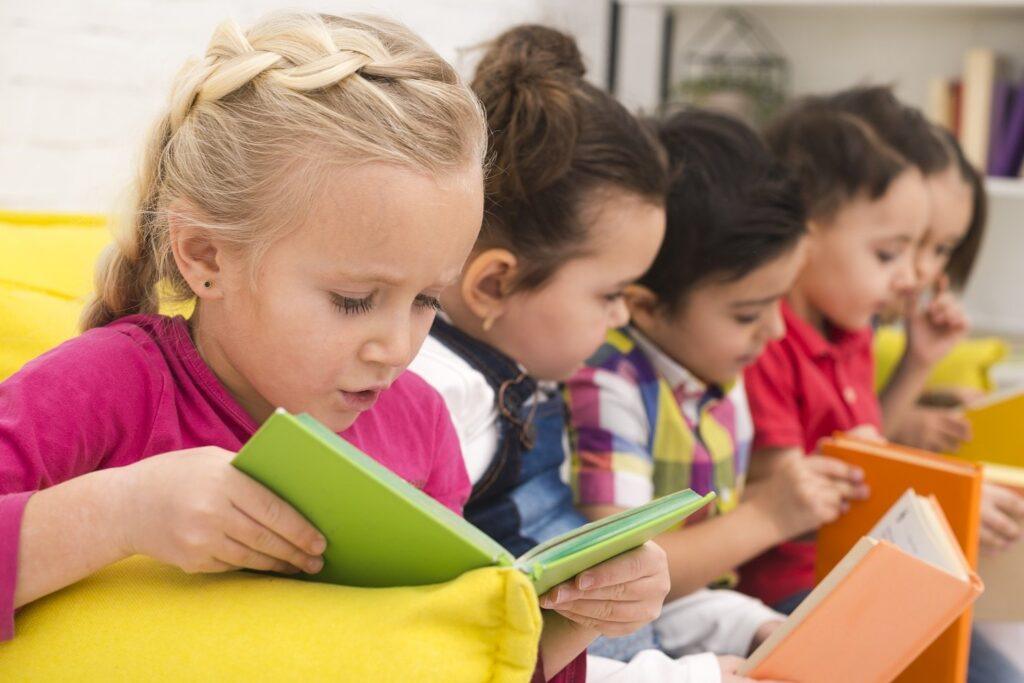Jak zachęcić dziecko do czytania? Children-group-reading-books
