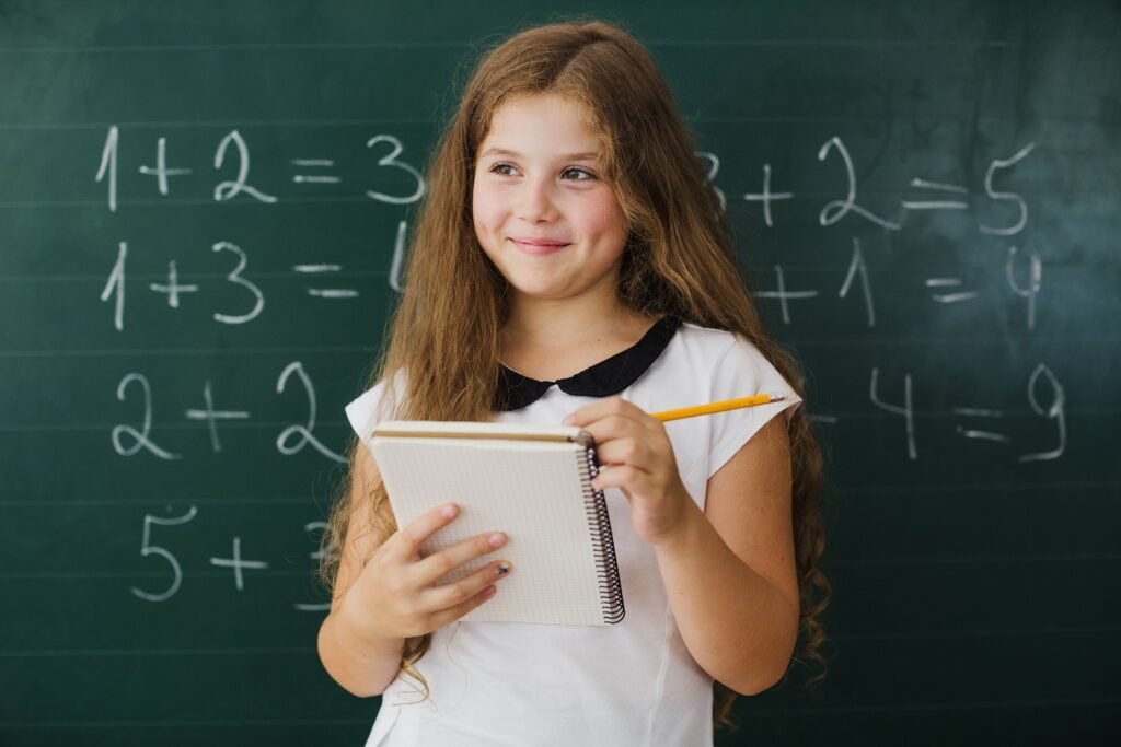 Myślenie matematyczne: jak je rozwijać u dzieci Girl-student-with-notepad