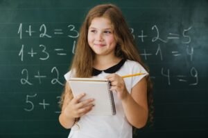 Myślenie matematyczne: jak je rozwijać u dzieci Girl-student-with-notepad