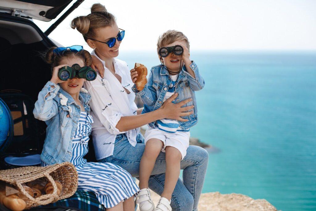 Zabawy z dzieckiem w podróży Happy-beautiful-mother-kids-travel-by-car-near-sea