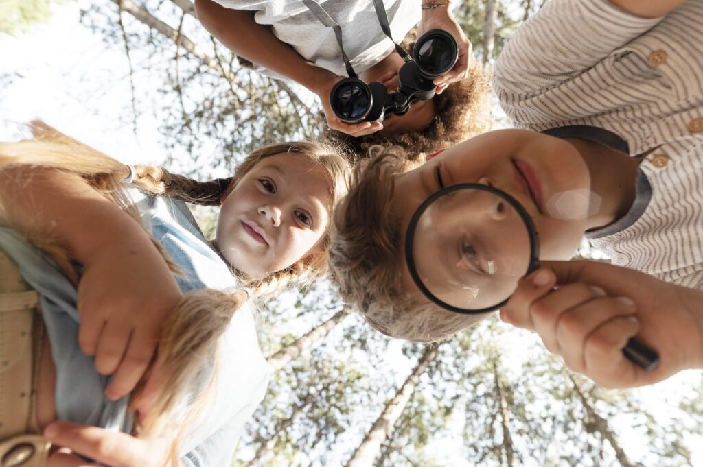 Zabawy na świeżym powietrzu dla dzieci Kids-participating-treasure-hunt