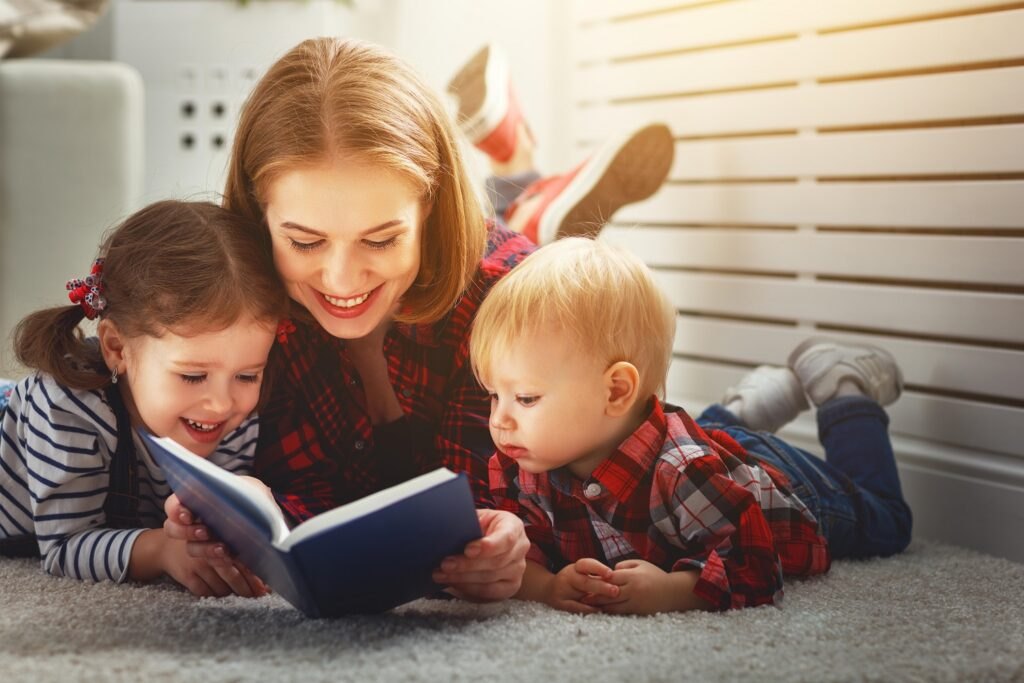 Gry i ćwiczenia do nauki czytania Mother-reads-book-children-son-daughter