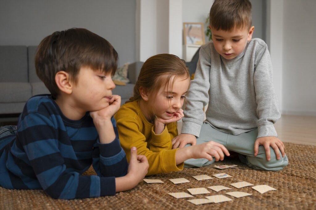 Mnemonika dla dzieci: porady i ćwiczenia Side-view-children-playing-memory-game