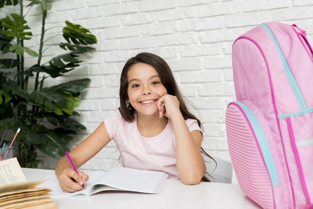 Rozwijające zadania dla przygotowania do szkoły Smiling-cute-girl-doing-homework-home