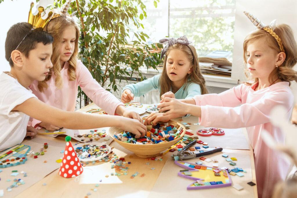 Gry edukacyjne dla dzieci: jak wspierać rozwój przez zabawę Kindery-2-1